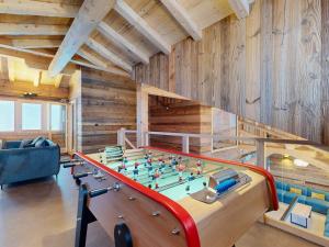 mesa de ping pong en una habitación con paredes de madera en Chalet 5* avec spa, 15 pers., accès pistes direct - FR-1-267-310, en Villarembert 24 fotos más
