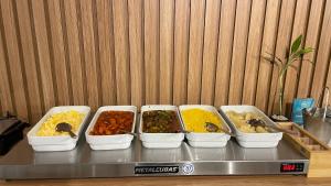 ジョアンペソアにあるJardins Almare Apart Hotelのテーブルの上に置かれたたくさんの食べ物の入ったボウル +131枚の写真