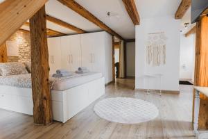 Postel nebo postele na pokoji v ubytování Hostellerie des Princes-Evêques - Le Donjon