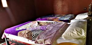 two twin beds in a room at Camp sahara in Oulad Akkou