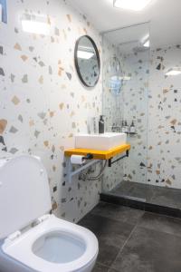 ein Badezimmer mit Toilette, Waschbecken und Dusche in der Unterkunft Shortie loft in Ioannina + 13 Fotos