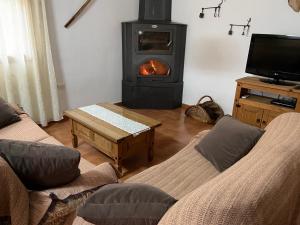 ein Wohnzimmer mit einem Kamin und einem Herd in der Unterkunft El Calar in Pozo Alcón + 6 Fotos