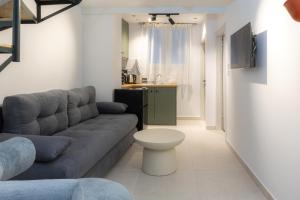 ein Wohnzimmer mit Couch und Küche in der Unterkunft Shortie loft in Ioannina