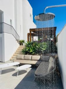 サン・ジョセップ・デ・サ・タライアにあるCasa Bonic -Sunset Seaviewのリビングルーム(ソファ、噴水付) +40枚の写真