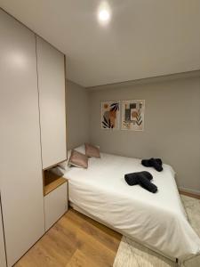 1 dormitorio pequeño con 1 cama y armario en Apartamento do Raio, en Braga