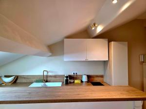 a kitchen with a counter top and a sink at Design et confort - Nice Centre 4 pers in Nice