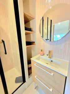 a bathroom with a sink and a mirror at Design et confort - Nice Centre 4 pers in Nice