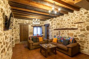 a living room with two couches and a table at Casa Rural Abuelo Pedro in Cuerva