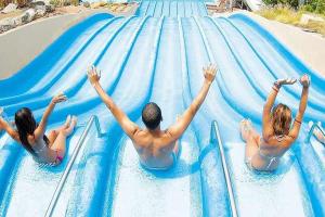 un gruppo di persone su uno scivolo ad acqua di Moguel Canarian Holiday 1º a Arguineguín