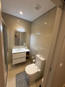 un baño con inodoro y lavabo en Apartamento do Raio, en Braga