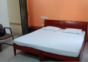 Postel nebo postele na pokoji v ubytování Shiv shakti hotel