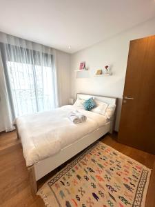 ein Schlafzimmer mit großem Bett und Fenster in der Unterkunft Haut Standing 2-Bedroom Apartment in Gauthier in Casablanca