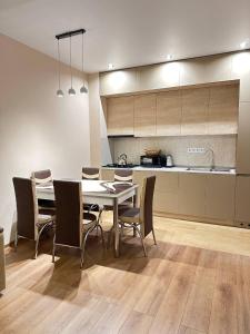 Kuchyň nebo kuchyňský kout v ubytování Olive Dream Apartment with Balcony View