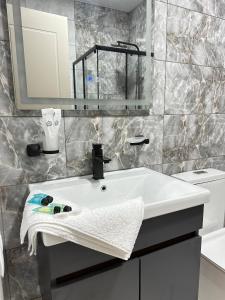 Koupelna v ubytování Olive Dream Apartment with Balcony View + 18 fotografií