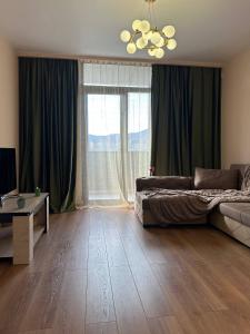 TV a/nebo společenská místnost v ubytování Olive Dream Apartment with Balcony View