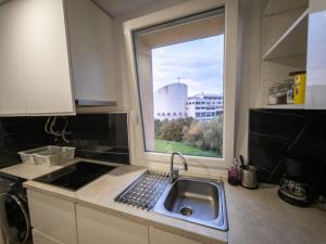 eine Küche mit Spüle und Fenster in der Unterkunft Apartamento Santa Bárbara in A Coruña