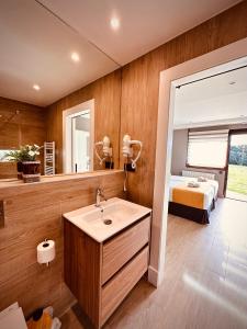 une salle de bain avec un lavabo, un miroir et un lit dans l'établissement La Quinta Luxury Palace, à Arnuero 97 autres photos