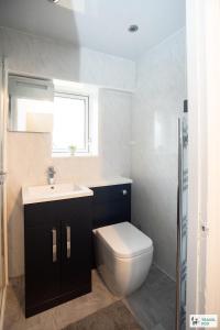 Vannituba majutusasutuses Sherwood Pines - Big Garden! +26 fotot