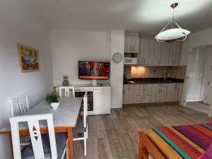 a kitchen and dining room with a table and chairs at Jescamar 2 in Salou