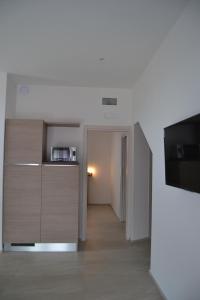 a room with a kitchen and a hallway with a microwave at Apartments 3.0 in Torre Lapillo