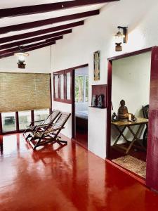 Habitación con silla, mesa y cama en Yasindu Villa, en Ambalangoda