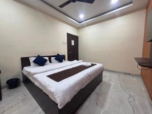 Un pat sau paturi într-o cameră la Collection O GNRC Hospital Dispur Formerly Shree Vinayak Guest House