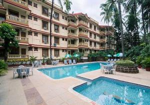 un hôtel avec une piscine devant un immeuble dans l'établissement Susegad by Palette Homes, à Candolim