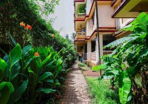 un chemin en briques devant un bâtiment dans l'établissement Susegad by Palette Homes, à Candolim