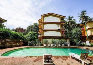 un immeuble avec une piscine devant un immeuble dans l'établissement Susegad by Palette Homes, à Candolim 49 autres photos