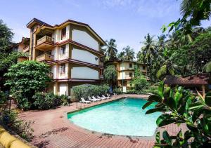une maison avec piscine devant un immeuble dans l'établissement Susegad by Palette Homes, à Candolim