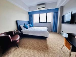 Μια τηλεόραση ή/και κέντρο ψυχαγωγίας στο Studio Unit - Black Cat Studio - Santorini Hotel - Sta Lucia Mall Cainta Rizal