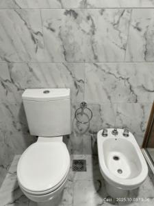 オラバリアにあるLa Estancia de lolitaのトイレと洗面台を備えた白いバスルーム