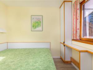 a bedroom with a bed and a window at Appartement cosy pour 6 près de l'ESF et du parking - FR-1-314-254 in Morzine