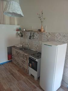 Η κουζίνα ή μικρή κουζίνα στο Casinha Indira Centro Histórico