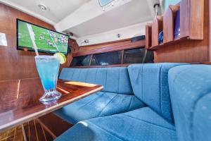 イスラ・ムヘーレスにあるStay for one night! Live on board experienceの車内のテーブルに置かれた飲み物