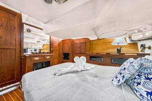 イスラ・ムヘーレスにあるStay for one night! Live on board experienceのベッドルーム1室(弓の付いたベッド1台付) +19枚の写真