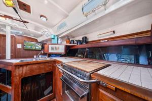 イスラ・ムヘーレスにあるStay for one night! Live on board experienceのキッチン(カウンター、シンク付)