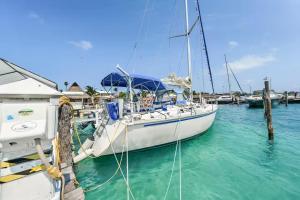 een zeilboot aangemeerd op een dok in het water bij The Elegance Sailboat in Isla Mujeres