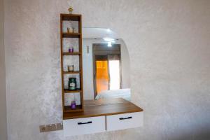 une coiffeuse avec un miroir sur un mur dans l'établissement Oasis royale, à Dakhla 47 autres photos