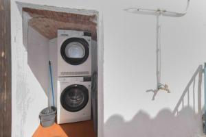 a washing machine and a washer in a room at Marina Vila House, Vista Playa in El Masnou