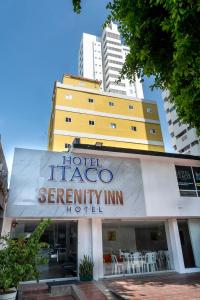 hotel taez serenity inn hotel z budynkami w tle w obiekcie Hotel Serenity Inn w mieście Cartagena de Indias