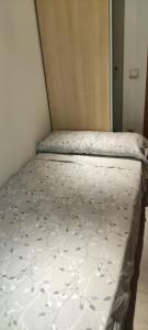 En eller flere senge i et værelse på Habitación en piso compartido