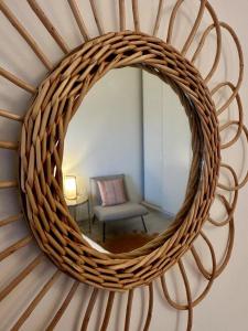 een rieten spiegel aan een muur in een kamer bij Le 41a in Chartres