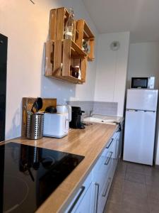 een keuken met een houten aanrecht en een witte koelkast bij Le 41a in Chartres