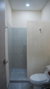 Ένα μπάνιο στο Nómada Private Rooms - Near Santa Marta Center