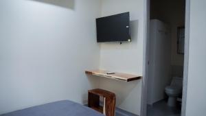 Μια τηλεόραση ή/και κέντρο ψυχαγωγίας στο Nómada Private Rooms - Near Santa Marta Center +11 φωτογραφίες