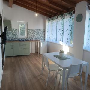 a kitchen and dining room with a table and chairs at B&B Il Palazzo in Bassano Romano