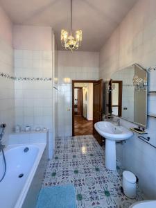 a bathroom with a tub and a sink at CLAUDIA VACANZA TOSCANA - Appartamento Nocciolo- 10 min da Siena in Malignano