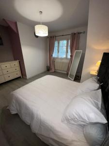 Postel nebo postele na pokoji v ubytování Spacieuse et agréable à séjourner