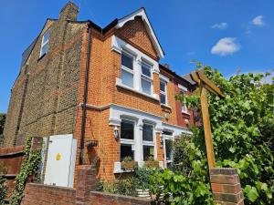 Casa de ladrillo rojo con ventana blanca en Gorgeous Home In Ealing London, en Brentford